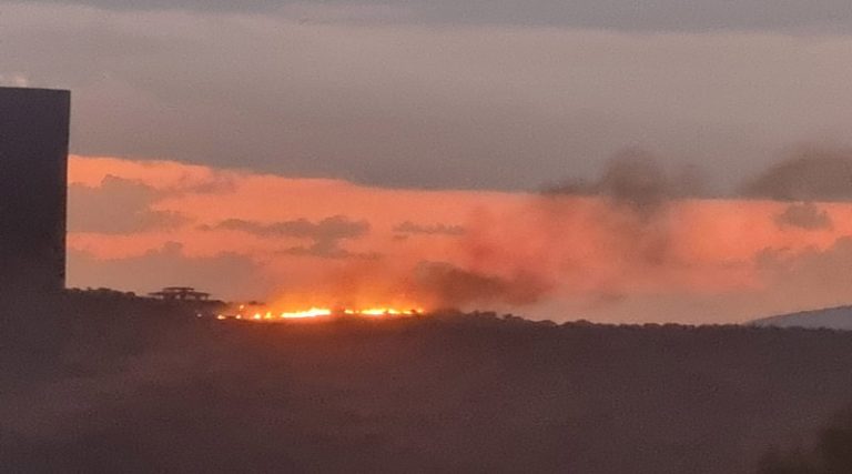 Έπεσαν 270 κεραυνοί σε μιάμιση ώρα – Φωτιές σε έξι σημεία σε Βάρη και Βούλα (φωτό & βίντεο)