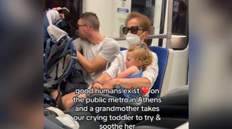 Viral η γιαγιά που πήρε αγκαλιά την κόρη τουρίστριας για να την ηρεμήσει – «Καλοί άνθρωποι υπάρχουν»