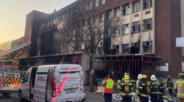 Τουλάχιστον 52 νεκροί από πυρκαγιά σε πολυκατοικία στο Γιοχάνεσμπουργκ!