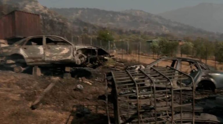 Οδοιπορικό στην  Αγία Παρασκευή Αχαρνών: Εικόνες καταστροφής με καμένα αυτοκίνητα και φθορές σε σπίτια (βίντεο)