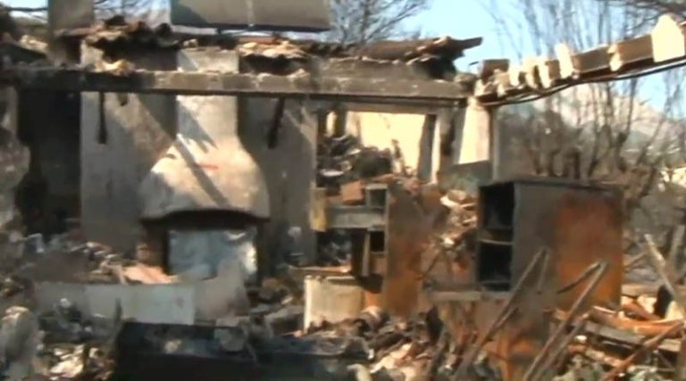 Φωτιά στο Μενίδι: Συγκλονίζει κάτοικος που κάηκε το σπίτι του – «Ήταν κόποι μιας ζωής, αλλά ο Θεός δεν με αξίωσε να το χαρώ» (βίντεο)