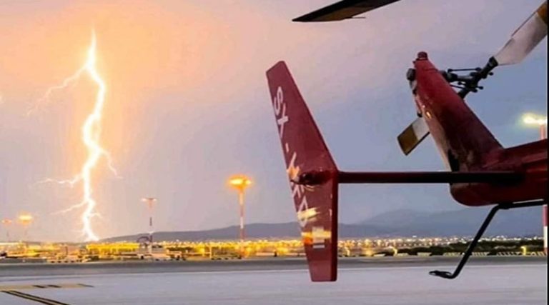 Σπάτα: Εκπληκτικό θέαμα – Η στιγμή που πέφτει κεραυνός στο αεροδρόμιο “Ελ. Βενιζέλος” (φωτό)