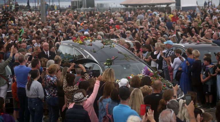 Sinead O’Connor: Πλήθος κόσμου στην κηδεία της – Ανάμεσα τους ο  Bono και ο Bob Geldof (βίντεο)