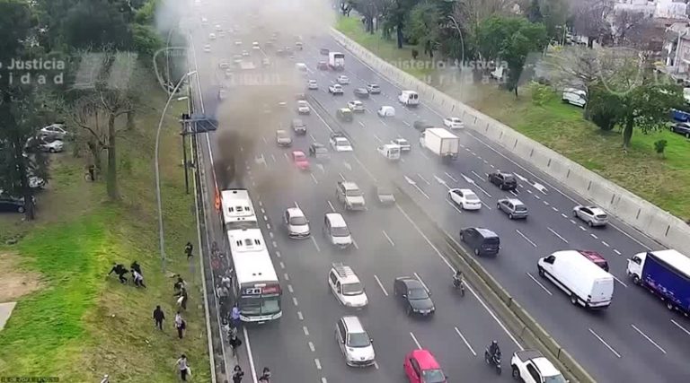 Φλεγόμενο λεωφορείο σπέρνει τον πανικό σε αυτοκινητόδρομο (βίντεο)