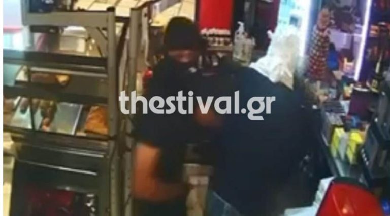 Βίντεο ντοκουμέντο από τη στιγμή που ληστές μπουκάρουν σε κατάστημα και παίρνουν την ταμειακή!