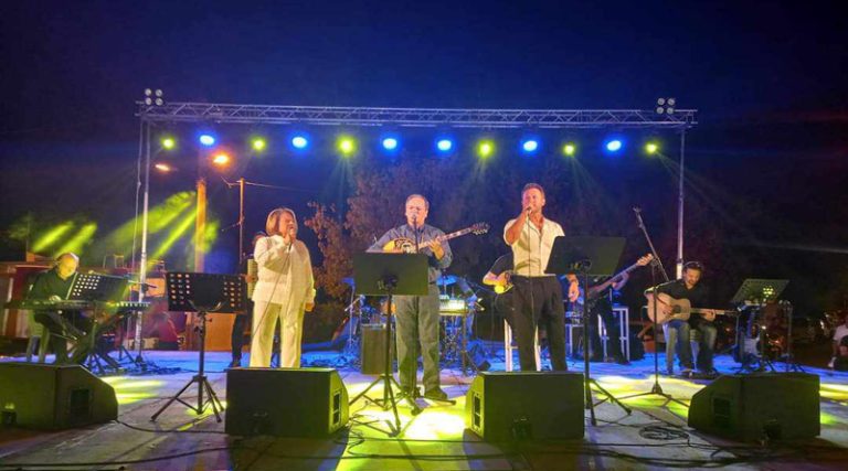 Μαραθώνας: Μοναδική βραδιά με τεράστια συμμετοχή κόσμου στη συναυλία με Νικολόπουλο, Παπαδοπούπου και Καραφώτη (φωτό)