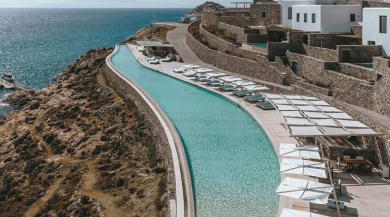 «Βρέχει… αστέρια» στην Ελλάδα – Νέα πολυτελή ξενοδοχεία από τη Μύκονο έως το Πόρτο Χέλι