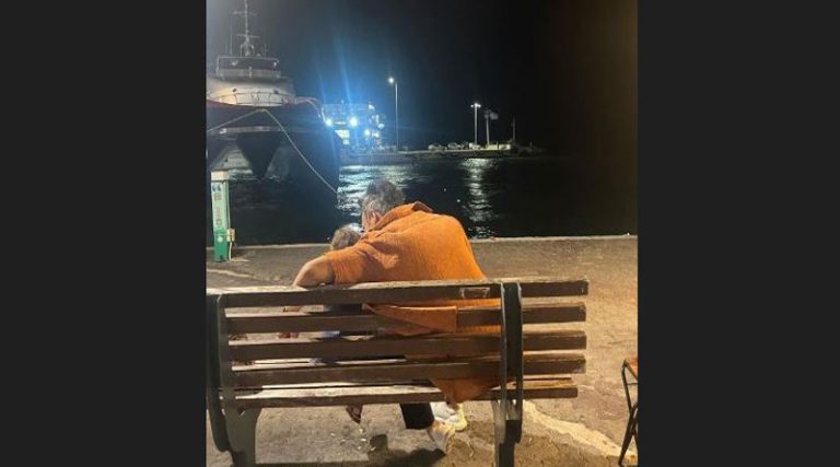 Ραφήνα: Αγκαλιά με την κόρη του στο λιμάνι ο Σάββας Πούμπουρας (φωτό)