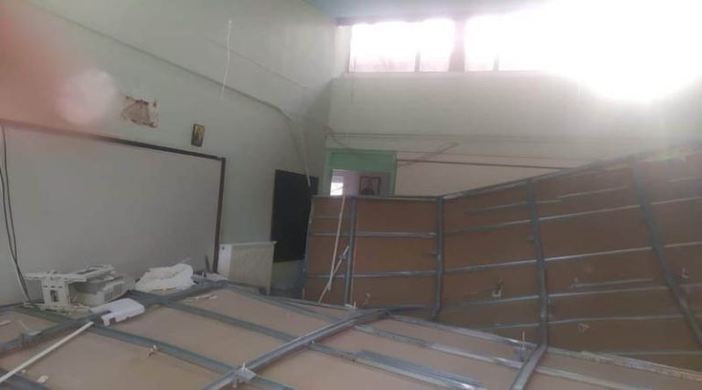 Βαρνάβας: Έπεσε η ψευδοροφή σε αίθουσα του Δημοτικού Σχολείου – Άμεσα οι Τεχνικές Υπηρεσίες Μαραθώνα στο σημείο (φωτό)