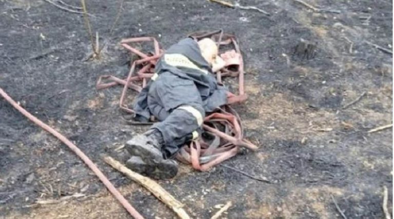 «Γροθιά στο στομάχι» η φωτογραφία πυροσβέστη που κοιμάται στο έδαφος μετά από ολονύχτια μάχη- «Άπλωσα την δική μου ξαπλώστρα»