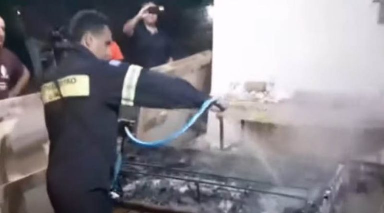 Φώναξαν την Πυροσβεστική για να σβήσει… ψησταριά με τα σουβλάκια σε εκδήλωση! (φωτό & βίντεο)