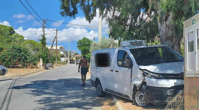Αρτέμιδα: Ηλικιωμένη οδηγός βγήκε από στενό και συγκρούστηκε με ημιφορτηγό! (φωτό)