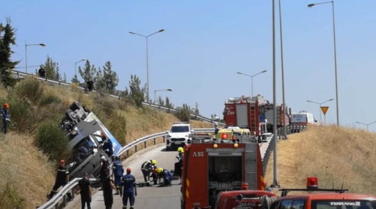 Τούμπαρε φορτηγό στον Περιφερειακό Θεσσαλονίκης – Εγκλωβίστηκε ο οδηγός (φωτό & βίντεο)