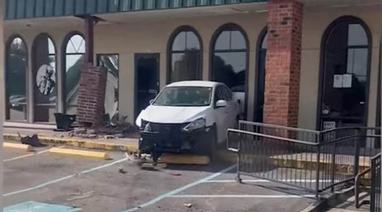 Απίστευτο περιστατικό: Ηλικιωμένος «μπούκαρε» με το αυτοκίνητο σε δύο καταστήματα! (βίντεο)