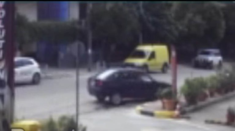 Η στιγμή που αυτοκίνητο βγαίνει εκτός πορείας σε κεντρικό δρόμο –  Ευτυχώς δε βρέθηκαν μπροστά του άνθρωποι! (βίντεο)