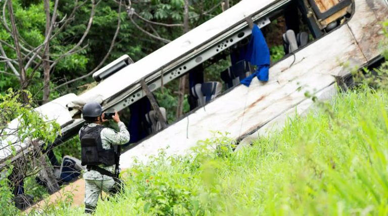 Συγκλονιστικό τροχαίο με δεκάδες νεκρούς: Λεωφορείο έπεσε σε χαράδρα στο Μεξικό – Ανήλικοι ανάμεσα στα θύματα