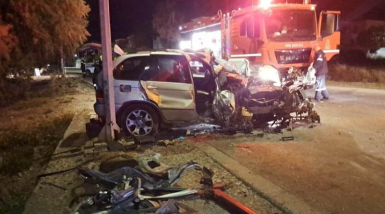 Τραγικό τέλος για 45χρονο σε τροχαίο – Το αυτοκίνητο “καρφώθηκε” σε στύλο φωτισμού, ακόμα 3 τραυματίες (φωτό)