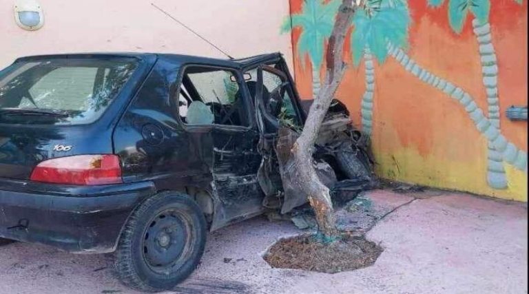 Βραυρώνα: Άμορφη μάζα το αυτοκίνητο που συγκρούστηκε με φορτηγό του δήμου Σπάτων Αρτέμιδος! (φωτό)