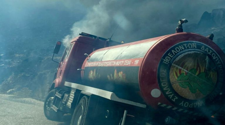 Φωτιά στην Άνδρο: Η μαρτυρία του οδηγού της υδροφόρας που τυλίχθηκε στις φλόγες – «Έβλεπα μόνο κόκκινο, νόμιζα ότι ήρθε το τέλος»