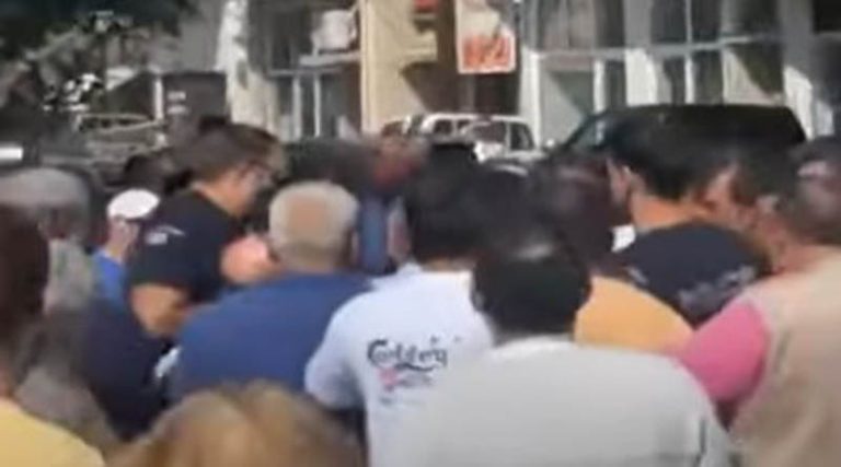 Η στιγμή που ο Κώστας Αγοραστός δέχεται επίθεση από εξαγριωμένους πολίτες στον Παλαμά (βίντεο)
