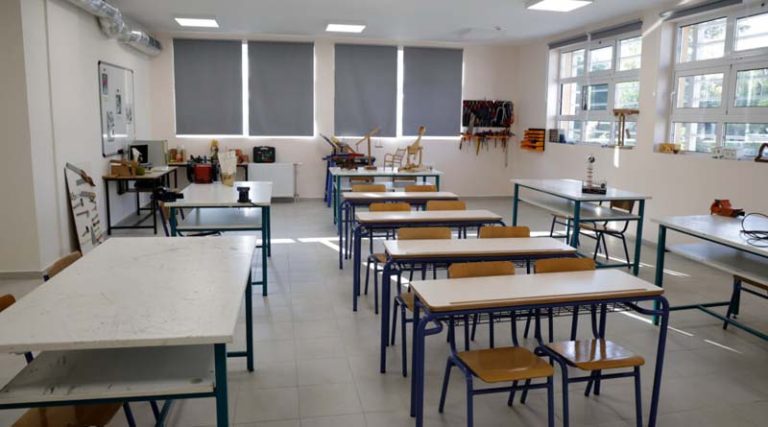 Κορονοϊός: Συναγερμός για το άνοιγμα των σχολείων – Τι θα γίνει με τις απουσίες