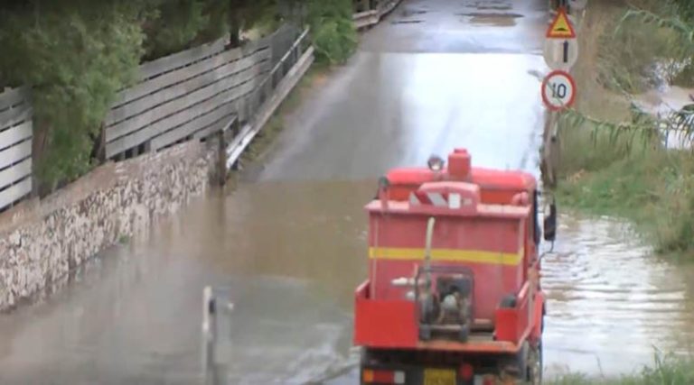 Ραφήνα: Μεγάλη προσοχή στην γέφυρα στην Αρίωνος – Στο σημείο η Πολιτική Προστασία! (φωτό & βίντεο)