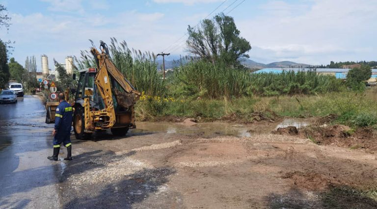 Ραφήνα: Συνεχίζονται οι επεμβάσεις για την απομάκρυνση των υδάτων στην γέφυρα της Αρίωνος (φωτό)
