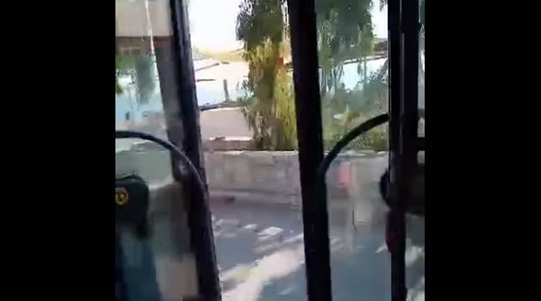Αρτέμιδα: Λεωφορείο κινείται με ανοιχτές τις πόρτες! (βίντεο)