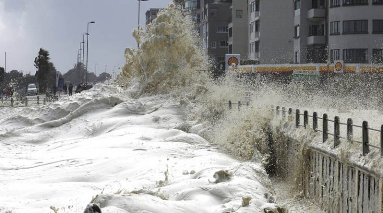 Κύματα 9,5 μέτρων «κατάπιαν» δρόμους και σπίτια στην Νότια Αφρική – Συγκλονιστικά βίντεο