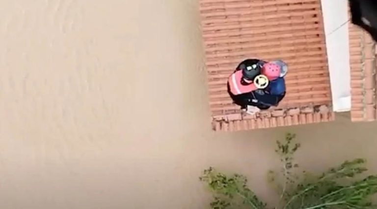 Κακοκαιρία Daniel: Δραματική διάσωση κατοίκου με  super puma από τη στέγη σπιτιού στην Καρδίτσα! (βίντεο)