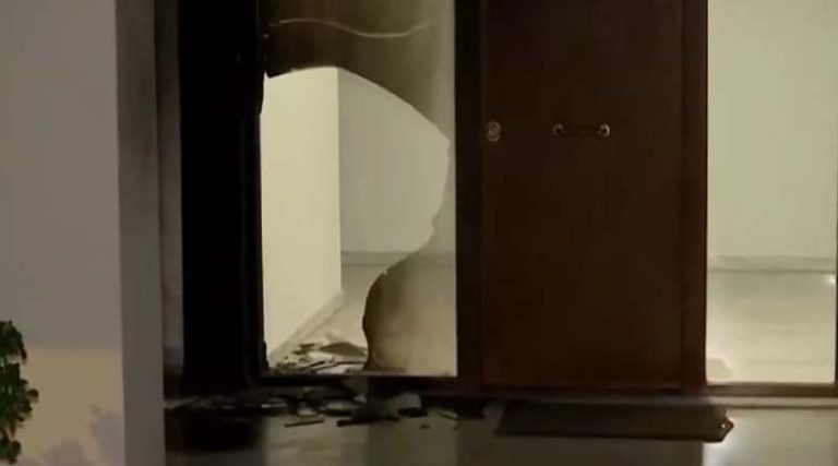 Έκρηξη σε είσοδο πολυκατοικίας – Ποιοι ήταν οι στόχοι! (βίντεο)
