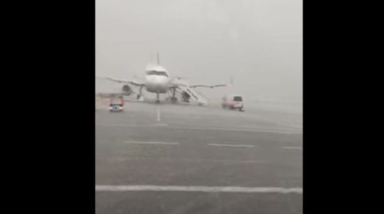 Σπάτα: Απίστευτη νεροποντή στο αεροδρόμιο Ελευθέριος Βενιζέλος – Δεν έβλεπες στα δύο μέτρα (βίντεο)