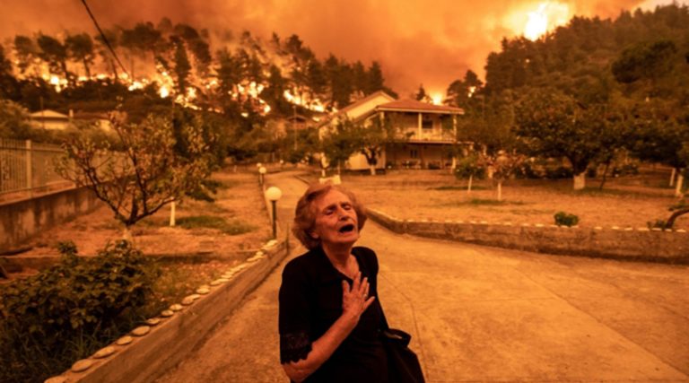 Guardian: Η σπαρακτική κραυγή της κυρίας Παναγιώτας για τη φωτιά στην Εύβοια, στις εικόνες της 50ετίας της Ευρώπης