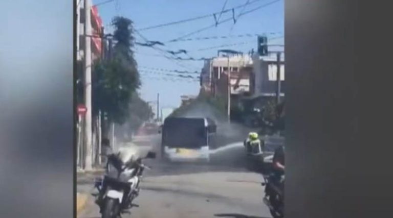 Τρόμος σε λεωφορείο που τυλίχθηκε στις φλόγες! (βίντεο)