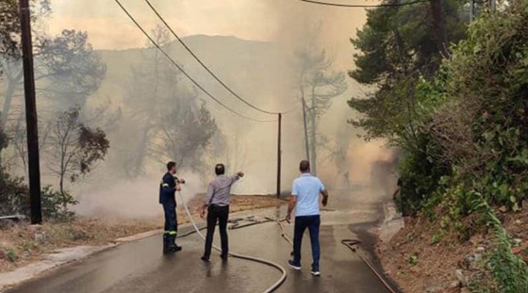 Φωτιά στη Σταμάτα: Έφτασαν στα σπίτια οι φλόγες – Που έχουμε διακοπή της κυκλοφορίας (φωτό & βίντεο)