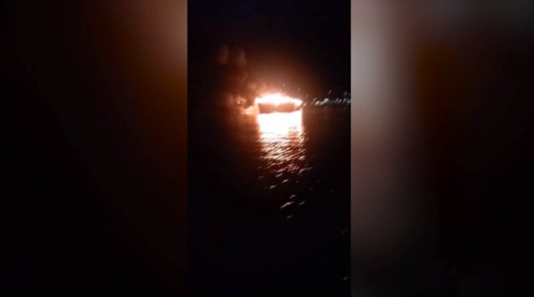 Φωτιά σε ιστιοφόρο από κεραυνό – Τρόμος για τους 8 επιβαίνοντες (βίντεο)