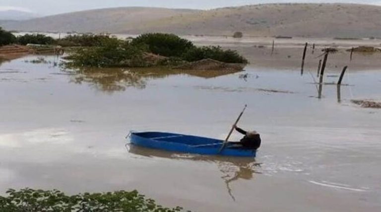 Κακοκαιρία Daniel: 80χρονος με την βάρκα του έσωσε 15 άτομα στην Καρδίτσα!
