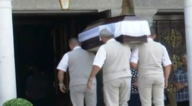 «Γιατί αγόρι μου» φώναζαν στην κηδεία οι συγγενείς του Αστυνομικού που σκότωσε την πρ. σύζυγό του (βίντεο)