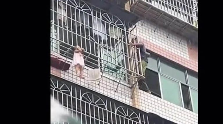 Συγκλονιστικό βίντεο: Η δραματική διάσωση μικρού κοριτσιού που κρέμονταν από τα κάγκελα πολυκατοικίας!