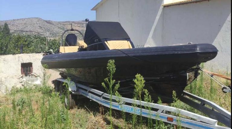 Σε αυλή σπιτιού στα  Άνω Λιόσια βρέθηκε σκάφος που έκλεψαν από την Μαρίνα Βουλιαγμένης! (φωτό)