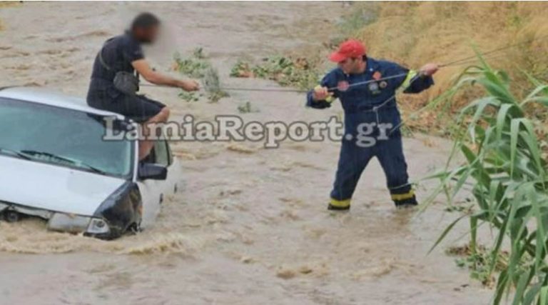 Κακοκαιρία «Daniel»: Αυτοκίνητο παρασύρθηκε από τα ορμητικά νερά χειμάρρου στη Λαμία – Βίντεο από τη διάσωση του οδηγού