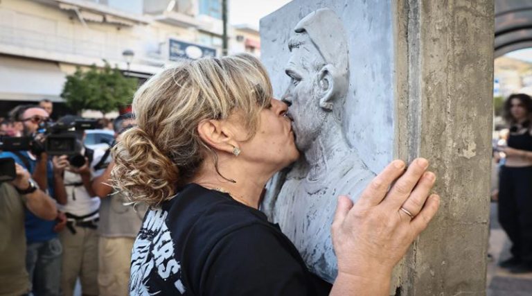 10 χρόνια από την δολοφονία του Παύλου Φύσσα: Η μητέρα του φιλά το μνημείο του – Σε εξέλιξη η αντιφασιστική συγκέντρωση στο Κερατσίνι