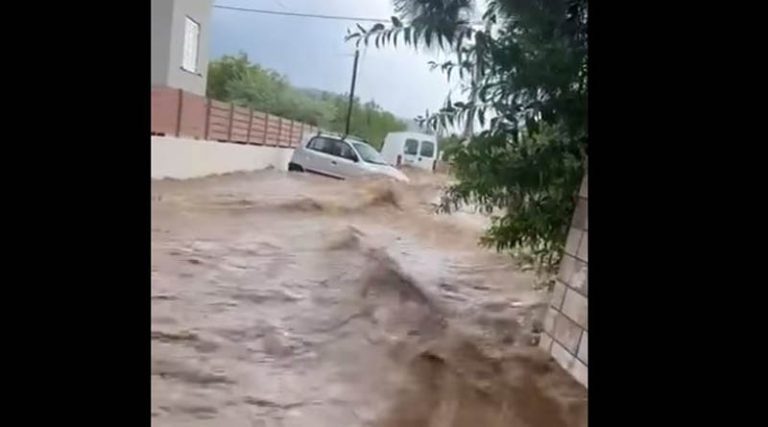 Κακοκαιρία Daniel: Τα νερά παρέσυραν αυτοκίνητα στην Παλαιά Φώκαια! (βίντεο)