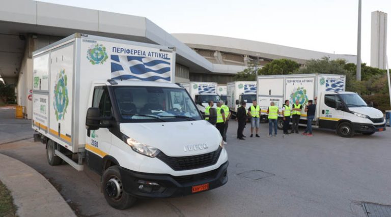Ξεκίνησαν τα πρώτα φορτηγά της Περιφέρειας Αττικής με βοήθεια για τους πλημμυροπαθείς