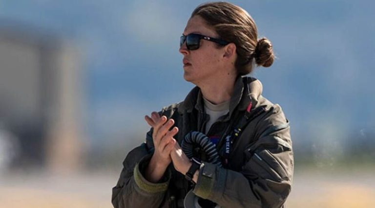 Ποια είναι η πιλότος που ηγείται στην ομάδα επίδειξης των αμερικανικών F-35 στο Athens Flying Week