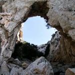 Τρύπια σπηλιά: Η φυσική γέφυρα των Νεράϊδων και ο θρύλος του αρχαίου σπηλαίου (βίντεο)
