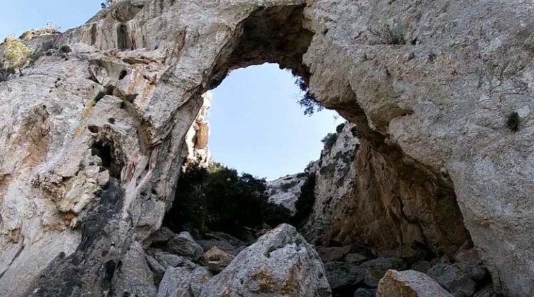 Τρύπια σπηλιά: Η φυσική γέφυρα των Νεράϊδων και ο θρύλος του αρχαίου σπηλαίου (βίντεο)