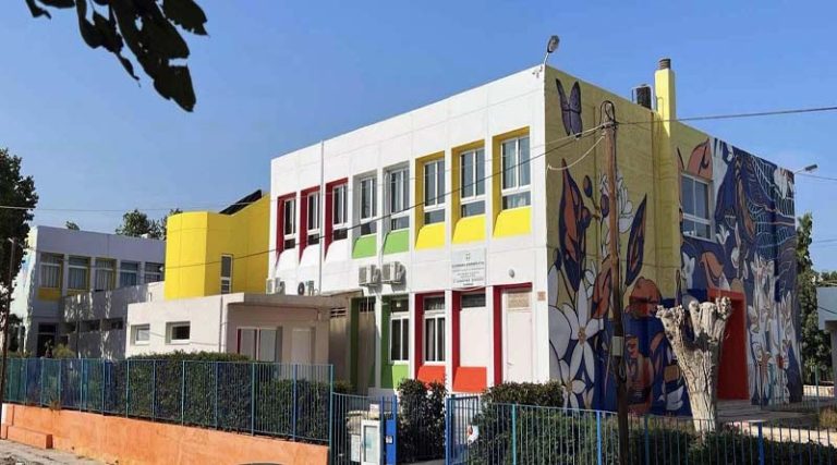 Ραφήνα: Χρύσα και Έλενα Βλαχάκη έδωσαν λάμψεις χρώματος στο 1ο & 4ο Δημοτικό Σχολείο (φωτό)