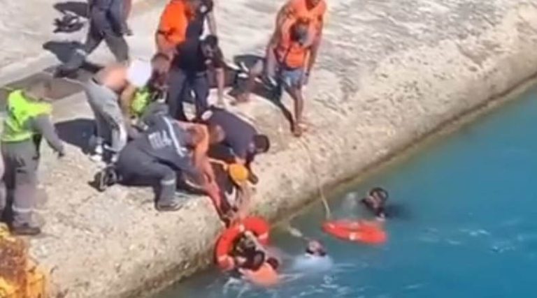 Γυναίκα έπεσε στη θάλασσα ενώ επιβιβαζόταν σε πλοίο στην Τήνο – Βούτηξαν για να τη σώσουν! (βίντεο)
