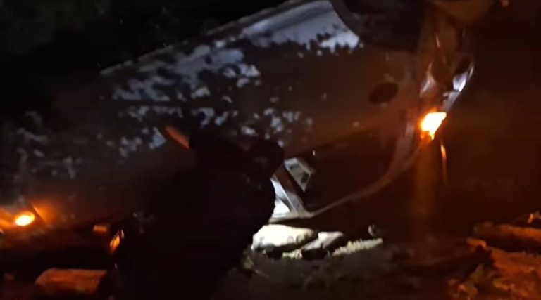 Απίστευτο τροχαίο! Αυτοκίνητο «προσγειώθηκε» σε αυλή σπιτιού! (βίντεο)